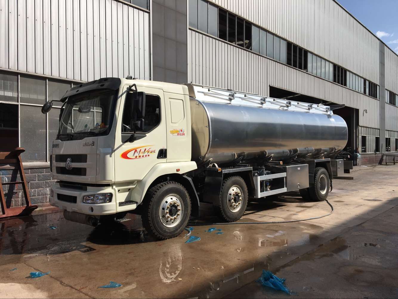 東風(fēng)柳汽小三軸鋁合金油罐車(chē)圖片 東風(fēng)柳汽小三軸鋁合金油罐車(chē)圖片