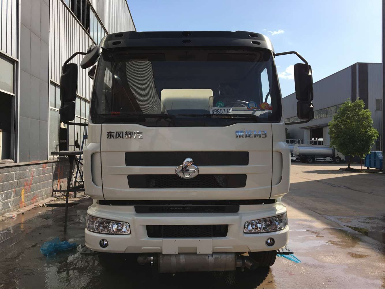 東風(fēng)柳汽小三軸鋁合金油罐車(chē)圖片 東風(fēng)柳汽小三軸鋁合金油罐車(chē)圖片